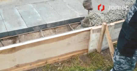 Zalewanie fundamentu ogrodzenia gotową mieszanką betonową, fot. JONIEC® Zalewanie fundamentu ogrodzenia gotową mieszanką betonową, fot. JONIEC®